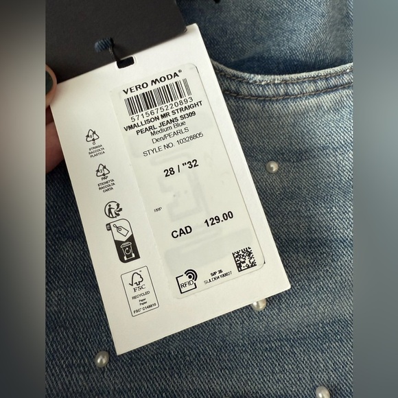 BNWT Vero Moda Straight Leg Pearl Embellished Jean, size 28. - Picture 13 of 14